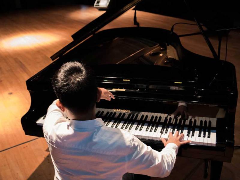 Clases de Piano con el Maestro Armando Velasco: Encuentra Tu Armonía y Pasión Musical