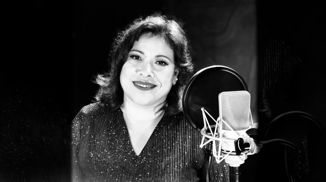 Descubre el poder de la voz con Elena Camps, cantante de Ixtabay y maestra de canto con décadas de experiencia.