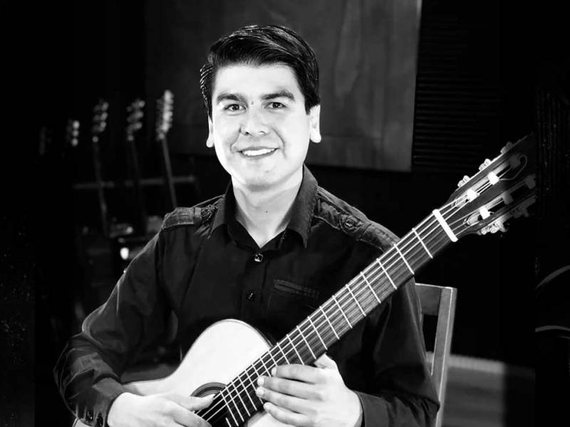 Alejandro Téllez: Explora el Universo de la Guitarra Acústica con un Maestro Apasionado